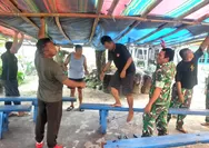 Para Babinsa Koramil 07/Miangas bersama warga Melaksanakan Komsos Bantu Pasang Tenda Acara Syukuran pernikahan