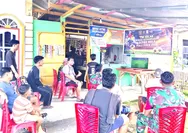 Pererat Kemanunggalan TNI-Rakyat, Babinsa Melonguane Gelar Nobar Sepak Bola di Desa Kiama 