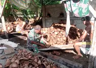 Dorong Peningkatan Pendapatan Masyarakat, Babinsa Bantu Warga Olah Hasil Panen Kelapa