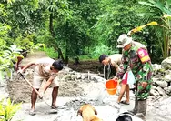 Wujud Kemanunggalan TNI-Rakyat Babinsa Dan Warga Bersinergi Bangun Jembatan Armco