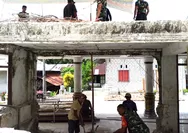 Babinsa bersama jemaat melaksanakan pembersihan di gedung gereja.