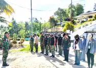 Dukung Pembangunan Desa TNI-Mahasiswa Dan Masyarakat Laksanakan Karya Bakti Pembuatan Jalan Desa