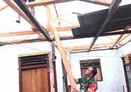 Babinsa Koramil 1312-03/Beo Melaksanakan Karya Bhakti Membangun Rumah Warga