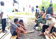 Babinsa ciptakan keakraban dengan masyarakat melalui kegiatan komsos.