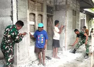 Melalui Karya Bakti Skala Besar Babinsa Koramil 04/Rainis Bantu Rehab RTLH
