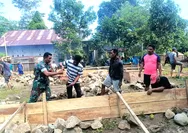 Babinsa Koramil 1312-03/Beo Bersama Warga Bantu Peletakan Batu Dasar Pembangunan Rumah di Desa Tarohan