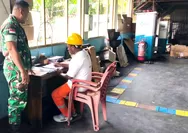 Babinsa Koramil 06/Nanusa Komsos Dengan Petugas PLN