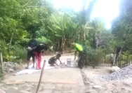 Babinsa Koramil 04/rainis, Bangkitkan semangat warga lewat gotong royong pasang paving Blok di desa pulutan