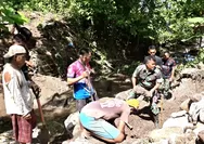 Wujudkan Kesejahteraan Warga, Babinsa Bersama Masyarakat Gelar Karya Bhakti Skala Besar Bangun Jembatan