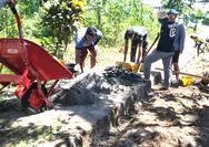 Wujud Kebersamaan, Babinsa Bersama Warga Laksanakan Karya Bakti Pengecoran Pondasi Pemasangan Paving Blok