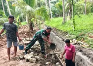 Babinsa Koramil 1312-03/Beo Melaksanaka Karya Bhakti P3mbuatan Drainase Saluran Pembuanga Air