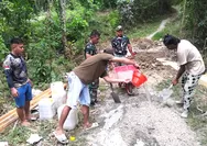 Wujud Kepedulian Pertanian, Babinsa Koramil 1312-01/Kabarua Gotong Royong Pengecoran Pondasi Jembatan Jalan Produksi di Desa Peret