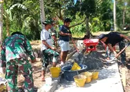 Babinsa bersama warga gotong royong pembuatan jalan desa