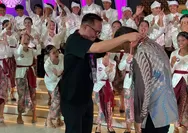 Tim Paduan Suara Kalvari Teen's Choir Sabet Poin 86,329 di PSR GMIM 2026, Wakil Wali Kota Manado Richard Sualang Serahkan Langsung Medali Emas