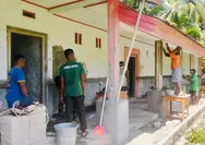 Babinsa Koramil 04/Rainis Bersama Satgas dan Warga Gotong Royong Renovasi Gedung SMK-7 Dapihe di Kepulauan Talaud