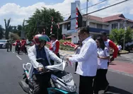 ​Semarakkan HUT RI ke-81, Wawali Richard Sualang Bagikan Bendera Merah Putih ke Warga Manado