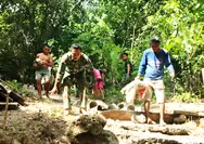 Wujud Kemanunggalan TNI-Rakyat Babinsa Dan Warga Bersinergi Bangun Jembatan