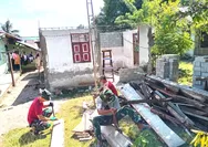 Wujud Kemanunggalan, Babinsa dan Warga Bersama-sama Bantu Bangun RTLH