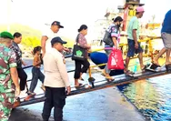 Pastikan Aktivitas Bongkar Muat Aman, Babinsa Pantau Kapal Penumpang di Pelabuhan