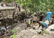 Wujudkan Kemanunggalan TNI-Rakyat Babinsa Dan Warga Bersinergi Bangun Jembatan