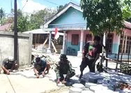 Anggota TNI dan Warga Pasang Paving Blok Dalam Pembuatan Jalan Desa