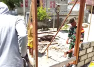 Jalin Kebersamaan, Babinsa dan Warga Bantu Bangun RTLH