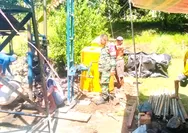 Babinsa Bersama Warga Desa Dapihe Laksanakan Doa Dalam Penggalian Sumur Bor