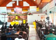 Babinsa Mengikuti Ibadah Minggu Bersama Warga Jemaat Di Desa Binaannya