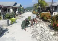 Anggota TNI, Pemerintah Desa dan Warga Pasang Paving Blok Pembuatan Jalan Desa Tabang