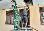 Babinsa Bersama Warga Dan Anggota Satgas Karya Bakti Renovasi Gedung Sekolah SD Piniel Rainis