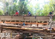 Wujud Kemanunggalan TNI dan Rakyat,Babinsa Sertu Hopni Gedoan Turun Tangan Bantu Pembangunan Jembatan di Desa Damau Bowone