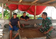 Babinsa Desa Tarun dan Tarun Selatan Serka Adelman Mataputung Laksanakan Komsos, dengan Warga