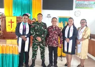 Wujud Syukur, Babinsa Desa Alo Dan Anggota Karbak Hadiri Ibadah Minggu