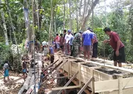 Personel Koramil 1312-01/Kabaruan Dikerahkan Penuh, Gotong Royong Cor Jembatan Penghubung Desa Damau dan Damau Bowone