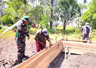 Koramil 1312-01/Kabaruan Aktif Mendampingi Warga, Babinsa Desa Ighik Bantu Pembuatan Boplang dan Papan Maal Fondasi Rumah