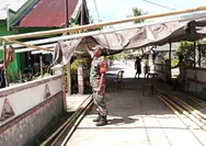 Babinsa Membantu Warga Masyarakat Dampulis Mendirikan Tenda Untuk Kegiatan Kemasyarakatan