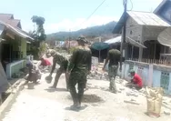 Babinsa Koramil 04/Rainis bersama warga gotong royong pembuatan jalan desa