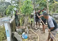 Babinsa dan Warga Desa Riung Gotong Royong Penggalian Pondasi Tower Air Program Bakti TNI