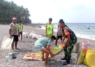 Babinsa Desa Pangeran dan Panulan Aktif Bantu Warga Angkut Material Pembangunan Rumah