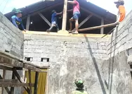 Bakti Skala Besar Babinsa Koramil 04/Rainis Bantu Dalam Giat Rehab RTLH