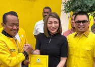 Resmi Nakhodai Partai Golkar Sulut, dr. Michaela Paruntu Terima SK dari Bahlil Lahadalia
