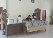 Babinsa Desa Binaan Serka Alfriden Deny Bee Dampingi Penyaluran Beras Bantuan di Desa Rarange