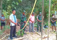 Anggota Koramil 04/Rainis Bersama Warga Desa Laksanakan Doa Dalam Penggalian Sumur Bor
