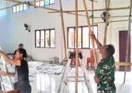 Ringankan Beban, Babinsa Bantu Warga Bangun Rumah Ibadah di Desa Binaan