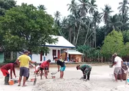 Wujudkan Kepedulian Pendidikan, Babinsa dan Warga Bannada Gotong Royong Benahi Halaman SMP 