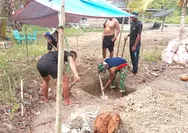 Satgas TMMD Bersama Masyarakat Gali Lubang Pondasi di Desa Bantik