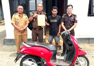 Kejari Bolmut Optimalkan Inovasi LABB KEBUT, Kembalikan Barang Bukti Motor kepada Masyarakat di Desa Paku Selatan