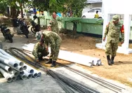 Satgas TMMD ke-130 Kodim 1312/Talaud Angkut Material Pipa dan Besi untuk Pembangunan Sumur Bor di Desa Taduna