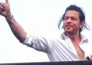 Shah Rukh Khan Kembali Sapa Penggemar dari Balkon Rumah di Momen Lebaran