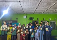 Dukung Pendidikan Al-Qur'an, Mahasiswa KKN Kelompok 4 Salurkan Bantuan Iqro pada Madrasah Assobrowiyah